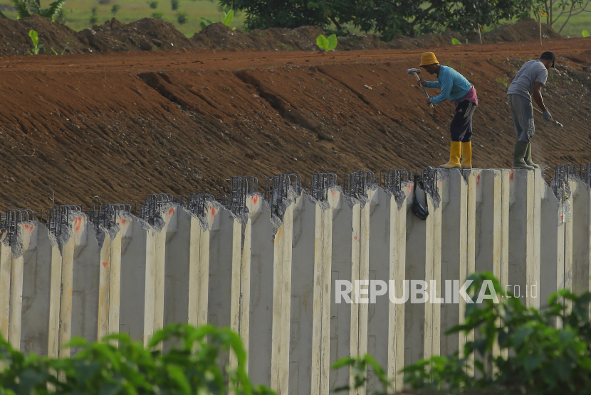 Pekerja menyelesaikan pembangunan jaringan irigasi Rentang di Jatitujuh, Majalengka, Jawa Barat, Jumat (5/11/2021). Kementerian Pekerjaan Umum dan Perumahan Rakyat (PUPR) melalui Direktorat Jenderal Pembiayaan Infrastruktur Pekerjaan Umum dan Perumahan (DJPI) menargetkan pada tahun ini ada 31 proyek KPBU dengan nilai Rp 212,52 triliun.