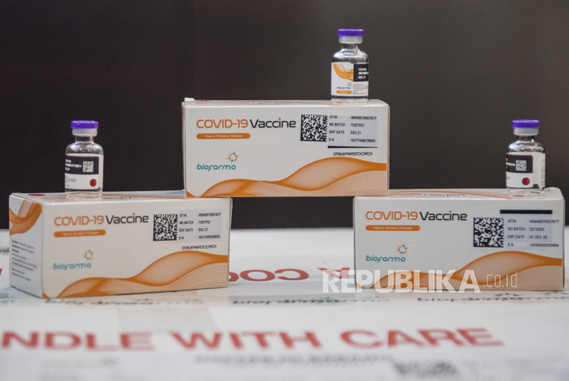 Kemasan vaksin COVID-19 diperlihatkan di Command Center serta Sistem Manajemen Distribusi Vaksin (SMDV), Bio Farma, Bandung, Jawa Barat, Kamis (7/1/2021). 