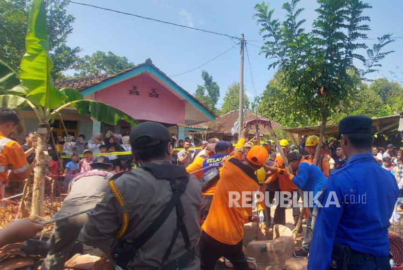 Petugas gabungan mengevakuasi seorang warga yang dilaporkan tertimbun di dasar sumur di Desa Cineam, Kecamatan Cineam, Kabupaten Tasikmalaya, Jawa Barat, Sabtu (28/10/2023). 