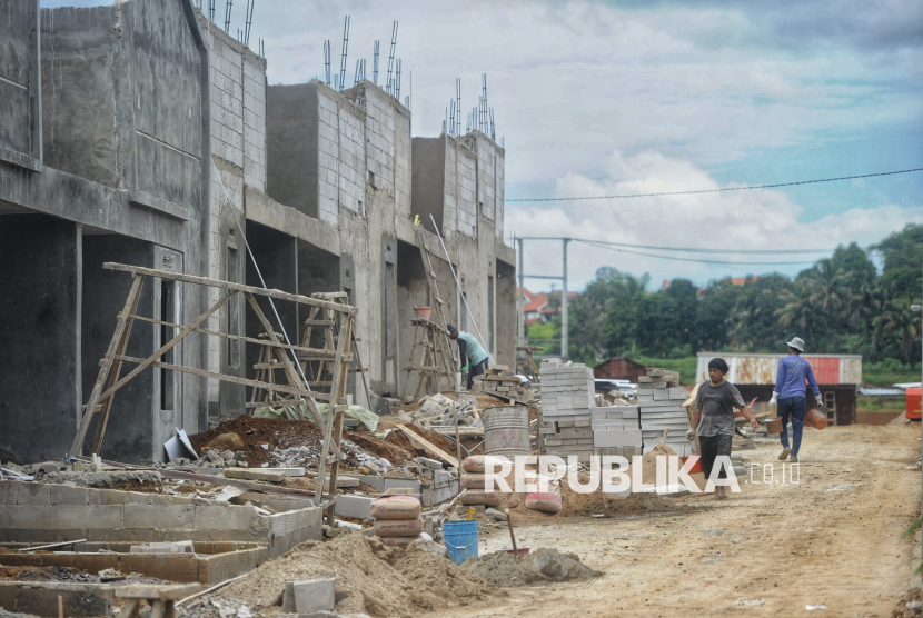 Pekerja menyelesaikan pembangunan rumah subsidi di Perumahan Graha Arraya, Cibungbulang, Kabupaten Bogor, Jumat (21/2/2025) Bank Tabungan Negara (BTN) berkomitmen mendukung program 3 juta rumah dengan menyalurkan dan menyediakan akses Kredit Kepemilikan Rumah (KPR) subsidi untuk masyarakat berpenghasilan rendah dan pekerja informal. Selain itu BTN juga menerapkan berbagai strategi dan inovasi untuk mewujudkan program tersebut. Program 3 juta rumah ini diharapkan dapat menjadi momentum bangkitnya ekonomi nasional karena dapat mendorong pertumbuhan sektor perumahan dan berbagai industri terkait. Program 3 juta rumah bertujuan untuk meningkatkan kesejahteraan masyarakat Indonesia.