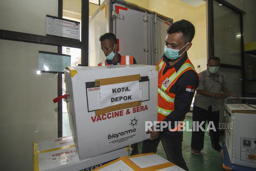 Petugas menurunkan vaksin COVID-19 Sinovac dari truk untuk ditempatkan di ruang pendingin di UPTD Instalasi Farmasi, Depok, Jawa Barat, Selasa (12/1/2021). Pemerintah Provinsi Jawa Barat mulai mendistribusikan vaksin COVID-19 ke kabupaten dan kota sebagai persiapan vaksinasi yang dilaksanakan 14 Januari 2021 mendatang. 