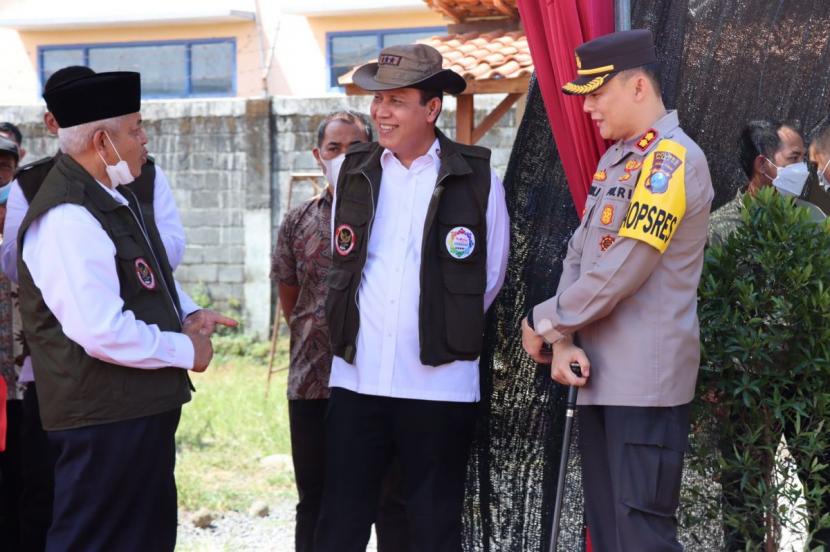 Boy Rafli (tengah) didampingi Bupati Malang Muhammad Sanusi (kanan) dan Kapolres Malang AKBP Ferli Hidayat (Kanan).(Foto: Rizal Adhi Pratama)