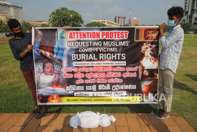  Anggota organisasi keagamaan Muslim Sri Lanka Thawheed Jamaath, memegang plakat selama protes menentang kremasi korban Covid-19 Muslim di dekat Sekretariat Presiden di Kolombo, Sri Lanka, 16 Desember 2020.