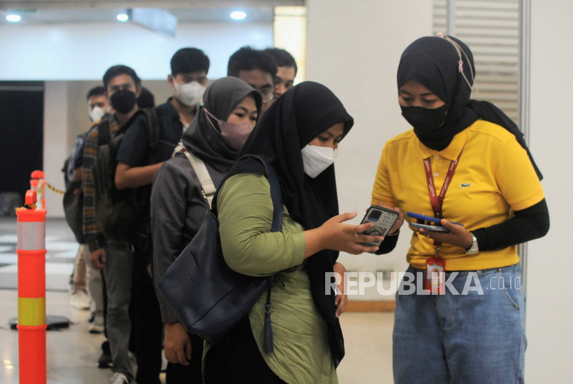 Pemuda bisa menjadi beban demografi jika tidak dikelola dengan baik. Petugas mengecek formulir pendaftaran pencari kerja di Jakarta Job Fair 2023