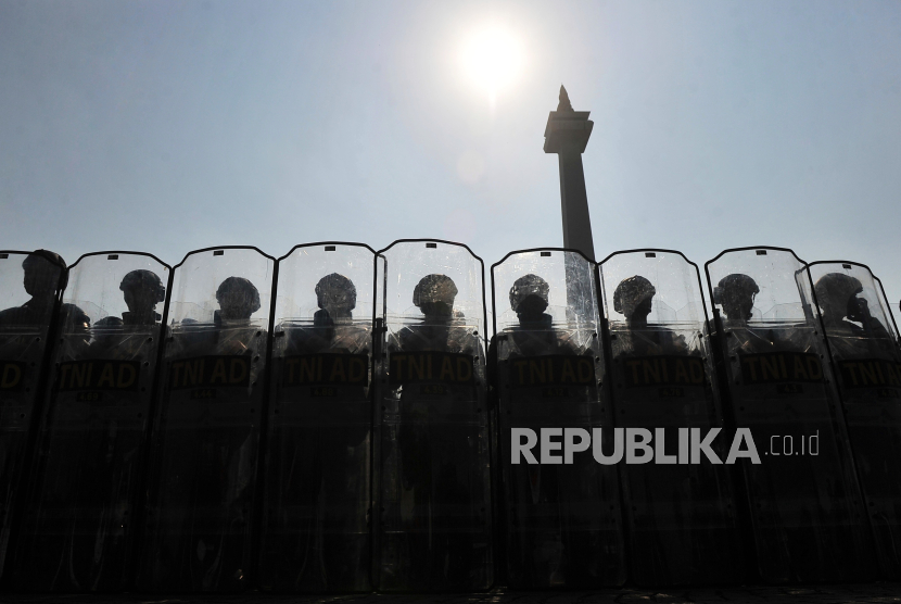 Prajurit TNI mengikuti Apel Gelar Pasukan Operasi  Pengamanan VVIP Pelantikan Presiden dan Wakil Presiden RI Tahun 2024 di lapangan Monumen Nasional (Monas), Jakarta, Jumat (18/10/2024). Operasi pengamanan tersebut dilakukan menjelang masa pelantikan Presiden dan Wakil Presiden RI dari 17-23 Oktober 2024 dengan jumlah personel sebanyak 100 ribu dari TNI dan 15 ribu dari Polri. Pelantikan Presiden dan Wakil Presiden terpilih Prabowo Subianto dan Gibran Rakabuming Raka akan digelar pada 20 Oktober 2024 di Gedung MPR, Senayan, Jakarta.