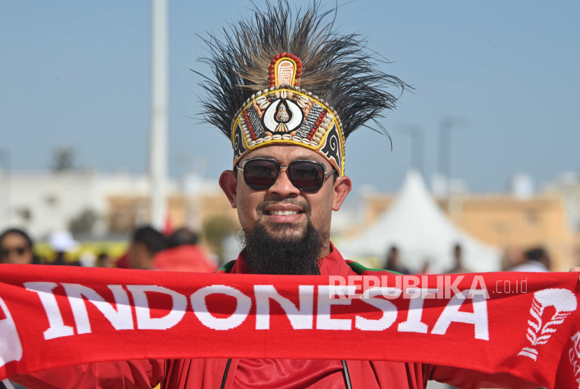 Suporter Indonesia  bersiap masuk stadion untuk memberi dukungan kepada Timnas Indonesia yang akan bertanding melawan Timnas Jepang pada pertandingan penentu grup D Piala Asia 2023 di Stadion Al Thumama, Doha, Qatar, Rabu (24/1/2024). 