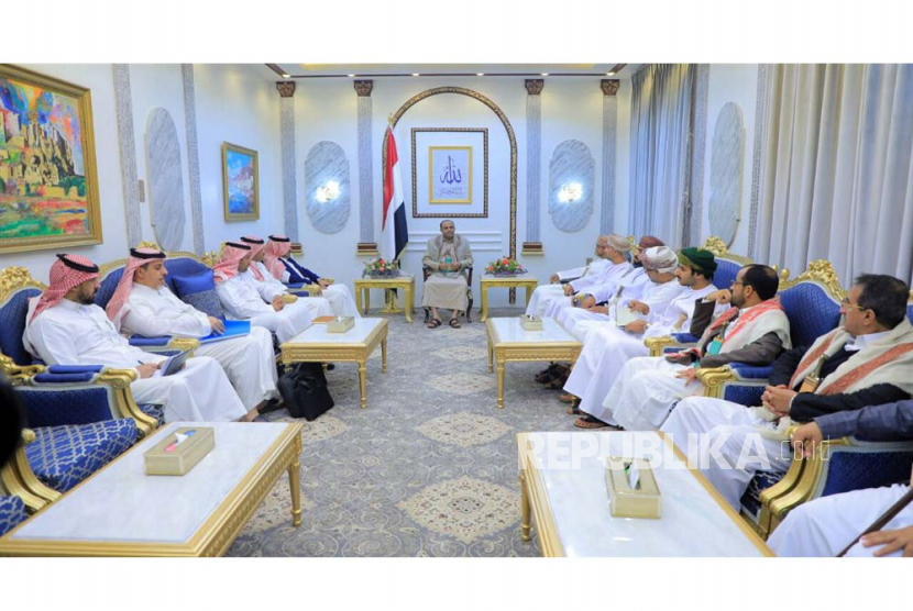  Foto selebaran yang disediakan oleh Kantor Berita Saba yang dikelola Houthi menunjukkan ketua Dewan Politik Tertinggi yang dibentuk Houthi Mahdi Al-Mashat (Tengah) mengadakan pertemuan dengan delegasi Arab Saudi dan Oman di Sana