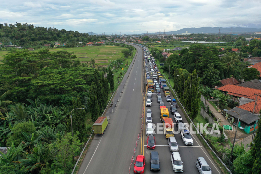 Foto udara kendaraan yang terjebak kemacetan menjelang Gerbang Tol Merak di Banten.