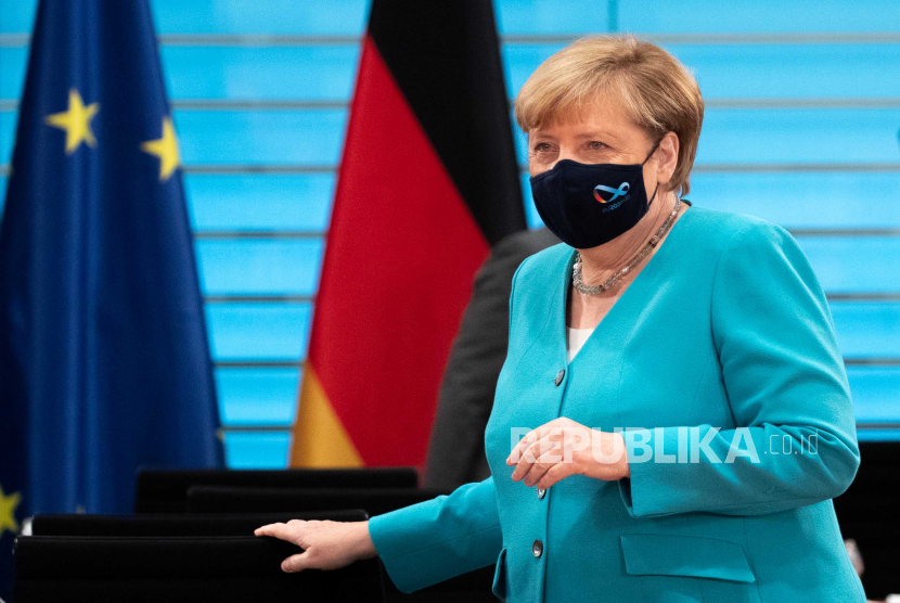 Jerman akan membatasi jumlah pertemuan dan mendenda orang-orang yang melanggar aturan pelacakan. Kanselir Jerman Angela Merkel mengatakan, ini dilakukan dalam upaya menahan penyebaran virus corona selama musim gugur dan musim dingin.