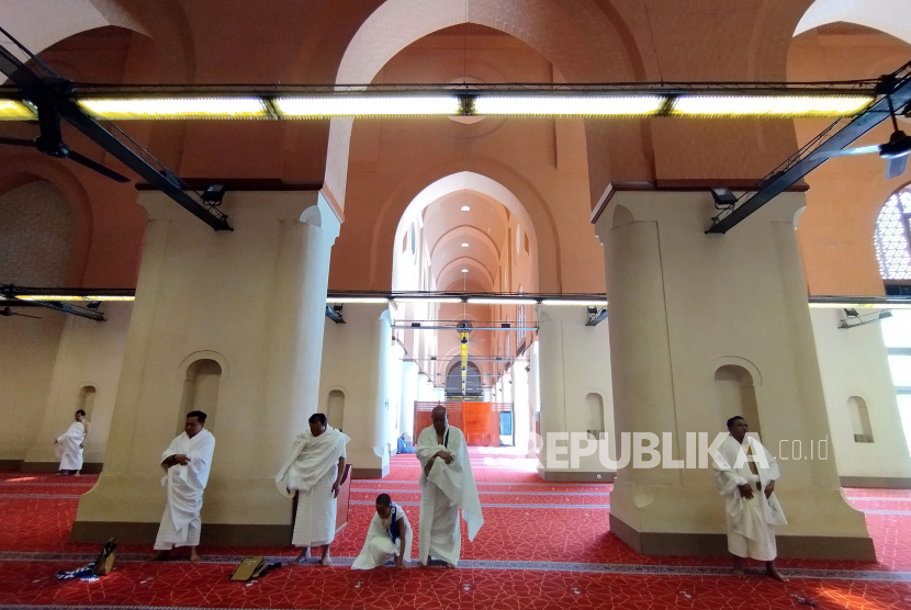 Jamaah di Masjid Bir Ali, Madinah, Arab Saudi.