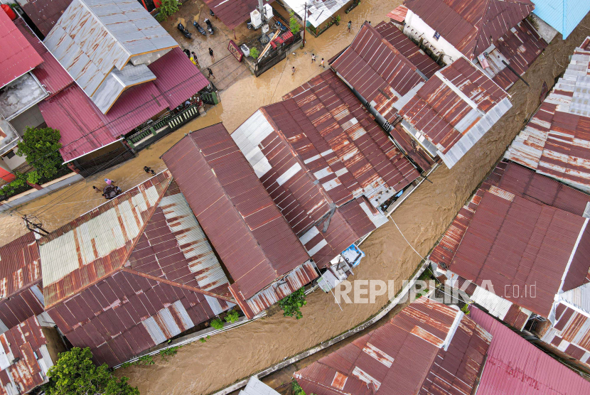 An aerial photo of a flooded residents' house in Kendari, Southeast Sulawesi (illustration). BPBD Kota Kendari recorded more than 2,000 flooded homes.