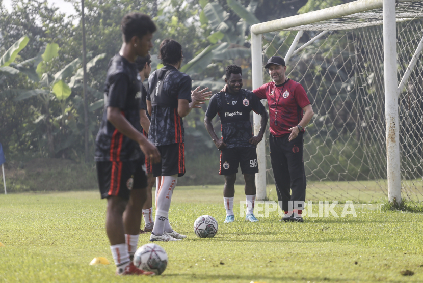 Pelatih Persija Jakarta Thomas Doll (kanan) saat memberikan arahan kepada para pemainnya. Tujuh pemain Persija Jakarta mengganti nomor punggung selama Liga 1 Indonesia musim 2022/2023. 