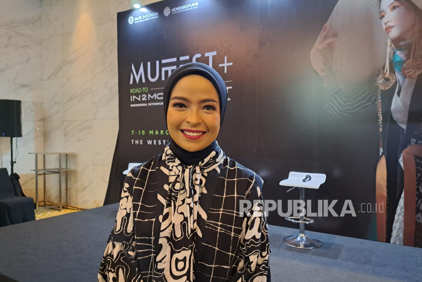 Vokalis band Kotak, Tantri Syalindri, saat menjadi narasumber di acara bincang santai Hijrah & Halal Lifestyle di MUFFEST+, Jumat (10/3/2023). 