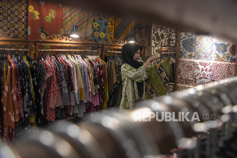 Pengunjung memilih baju dan kain batik pada Pameran Batik Bordir dan Tenun Nusantara 2023 di Graha Manggala Siliwangi, Bandung, Jawa Barat, Kamis (30/11/2023). 