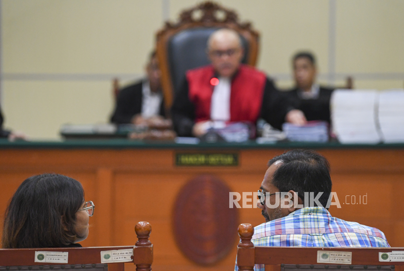 Terdakwa Direktur Lokataru Haris Azhar (kanan) dan mantan Kordinator KontraS Fatia Maulidiyanti (kiri) mengikuti sidang lanjutan di Pengadilan Negeri (PN) Jakarta Timur, Senin (21/8/2023). Sidang pencemaran nama baik dari Menteri Koordinator Bidang Kemaritiman dan Investasi (Menko Marves) Luhut Binsar Pandjaitan tersebut beragendakan pemeriksaan dua terdakwa Haris Azhar dan Fatia Maulidiyanti.  