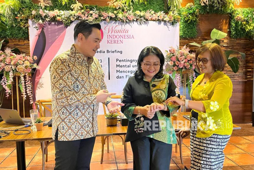Praktisi kedokteran komunitas dari Health Collaborative Center dan FKUI, dr Ray Wagiu Basrowi dan Ketua Wanita Indonesia Keren (WIK) Maria Ekowati (kiri ke kanan) dalam jumpa pers WIK Dorong Kesehatan Mental Masuk dalam UU Kesehatan di Jakarta Selatan, Jumat (26/5/2023).