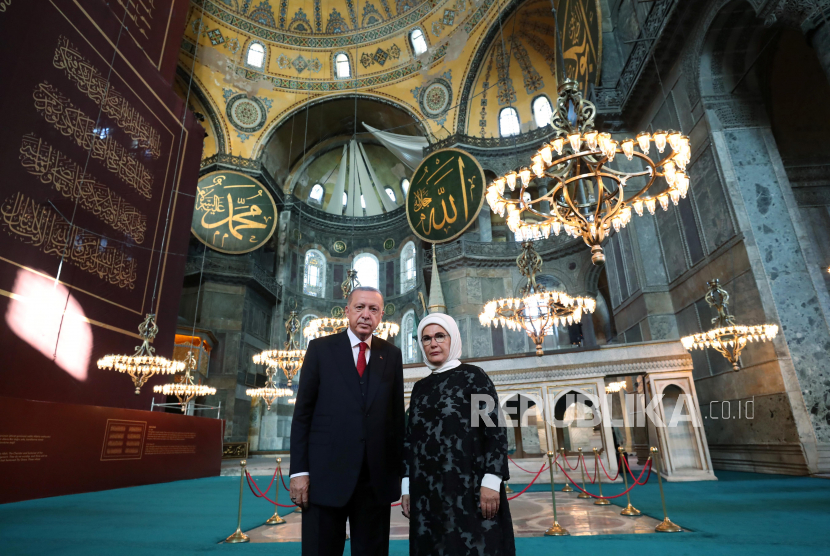 Ini Panduan Jika Ingin Mengunjungi Masjid Hagia Sophia. Foto: Presiden Turki Tayyip Erdogan dan istrinya Emine Erdogan berpose di Masjid Agung Hagia Sophia di Istanbul, Turki, 23 Juli 2020.