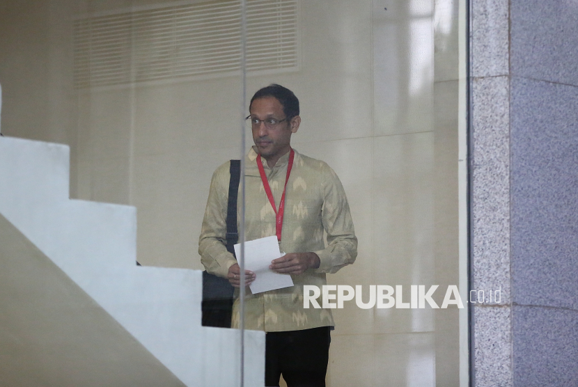 Mantan Mendikbudristek Nadiem Makarim saat tiba di Gedung Merah Putih KPK, Jakarta, Kamis (7/8/2025). Nadiem memenuhi panggilan KPK untuk dimintai keterangan dalam kasus dugaan korupsi terkait Google Cloud di Kementerian Pendidikan, Kebudayaan, Riset, dan Teknologi (Kemendikbudristek). Nadiem datang bersama oleh Hotman Paris Hutapea selaku kuasa hukumnya. Keduanya tiba di Gedung KPK sekitar pukul 09.17 WIB.