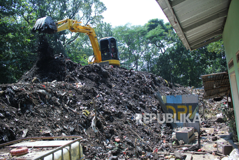 Alat berat membereskan tumpukan sampah di Bandung (Foto: ilustrasi)