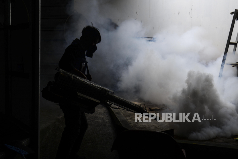Petugas melakukan pengasapan (fogging) di kawasan di pemukiman penduduk untuk mengantisipasi penyakit Demam Berdarah Dengue (DBD) yang berasal dari nyamuk Aedes Aegypti pada musim hujan. Republika/Putra M. Akbar