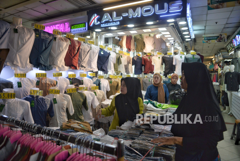 Warga berbelanja di Blok A Pasar Tanah Abang, Jakarta, Kamis (14/3/2024).