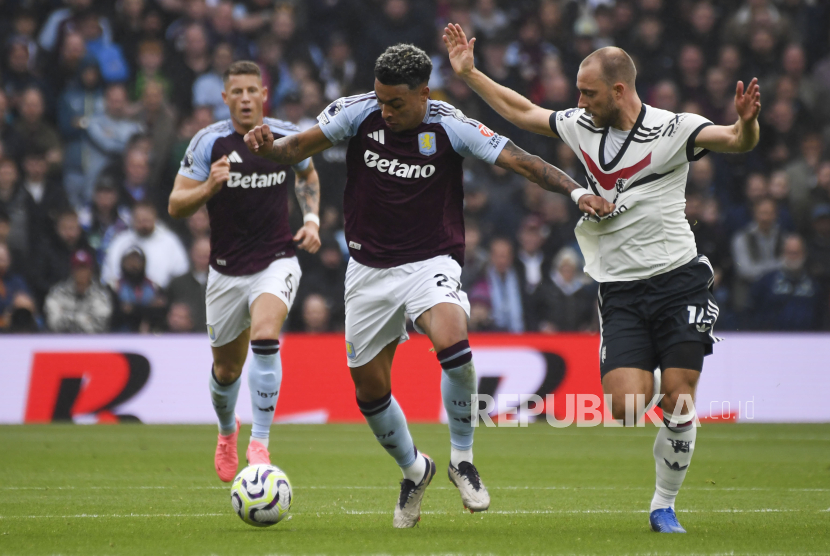 Pemain Manchester United Christian Eriksen berebut bola dengan pemain Aston Villa Morgan Rogers pada pertandingan sepak bola Liga Premier Inggris di Villa Park, Birmingham, Inggris, Ahad (6/10/2024).