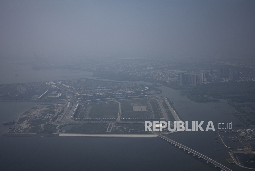 Suasana Kota Jakarta yang tertutup asap putih dilihat dari pesawat di Jakarta.
