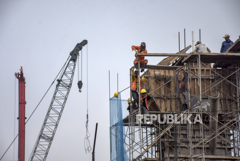 Pekerja berada di lokasi proyek pembangunan jalan layang (flyover) Ciroyom di Jalan Ciroyom, Andir, Kota Bandung, Jawa Barat, Senin (19/6/2023). 