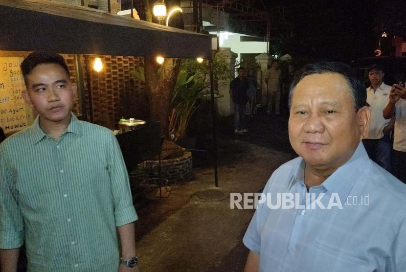 Ketua Umu Gerindra Prabowo bertemu Wali Kota Solo Gibran Rakabuming dan relawan Jokowi di Angkringan Omah Semar, Jumat (19/5/2023) malam.