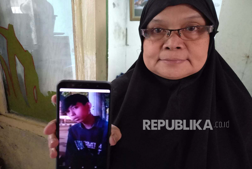Lilis Suryati menunjukkan foto cucunya, Muhammad Rizki Najmudin (21 tahun), yang meninggal dunia setelah mengalami pembacokan di sekitar Gang Arsad, Kelurahan Cibeureum, Kecamatan Cimahi Selatan, Kota Cimahi.