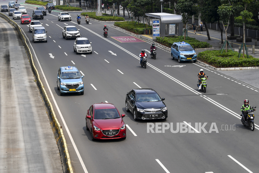 Sejumlah pengendara melintas di kawasan Senayan, Ahad (17/5/2020). Arus lalu lintas di jalan arteri ibu kota terpantau ramai lancar selama masa Pembatasan Sosial Berskala Besar (PSBB) tahap 2 di Jakarta.