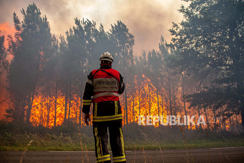  Foto ini disediakan oleh pemadam kebakaran wilayah Gironde (SDIS 33) menunjukkan seorang petugas pemadam kebakaran memadamkan api di dekat Landiras, Prancis barat daya, Sabtu 16 Juli 2022. Angin kencang dan cuaca panas dan kering membuat upaya petugas pemadam kebakaran Prancis frustrasi untuk mengatasi kebakaran hutan besar yang melanda hutan pinus di wilayah Bordeaux pada hari Sabtu untuk hari kelima berturut-turut, salah satu dari beberapa Eropa yang terik dalam beberapa hari terakhir.