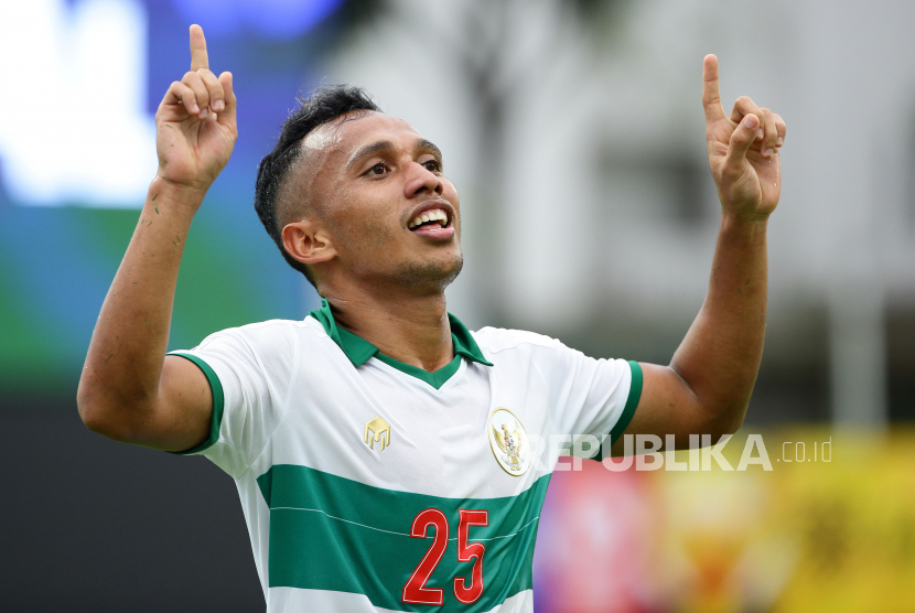 Pemain timnas Indonesia Irfan Jaya melakukan selebrasi seusai mencetak gol ke gawang Laos dalam pertandingan Piala AFF Suzuki Cup 2020 di Bishan Stadium, Ahad (12/12). Suhaimi Abdullah/NurPhoto