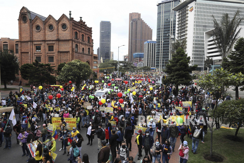 Para pengunjuk rasa berbaris selama pemogokan nasional menentang reformasi pajak yang diusulkan pemerintah, di Bogota, Kolombia, Rabu, 28 April 2021.
