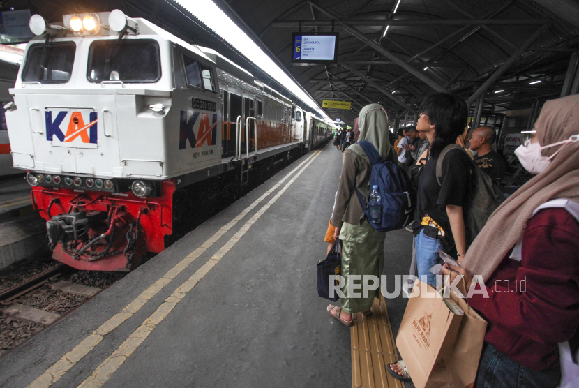 Sejumlah calon penumpang menunggu kedatangan kereta api di Stasiun Surabaya Gubeng, Surabaya, Jawa Timur.