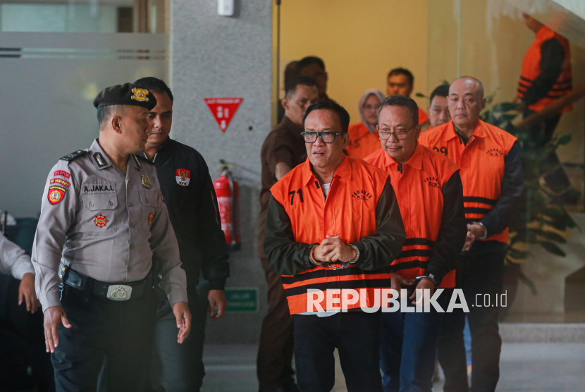 Tersangka Wakil Menteri Ketenagakerjaan Immanuel Ebenezer atau Noel mengenakan rompi tahanan bersama 10 tersangka lainnya saat dihadirkan dalam konferensi pers pengumanan penetapan dan penahanam tersangka di Gedung Merah Putih KPK, Jakarta, Jumat (22/8/2025). KPK resmi menetapkan status tersangka dan menahan Wamenaker Noel bersama 10 tersangka lainnya usai terjaring OTT terkait kasus dugaan pemerasan dalam pengurusan sertifikasi keselamatan dan kesehatan kerja (K3) di Kementerian Ketenagakerjaan. Dalam OTT tersebut, KPK juga menyita sejumlah barang bukti yakni 20 kendaraan mewah diantaranya 14 unit mobil dan 6 unit motor.
