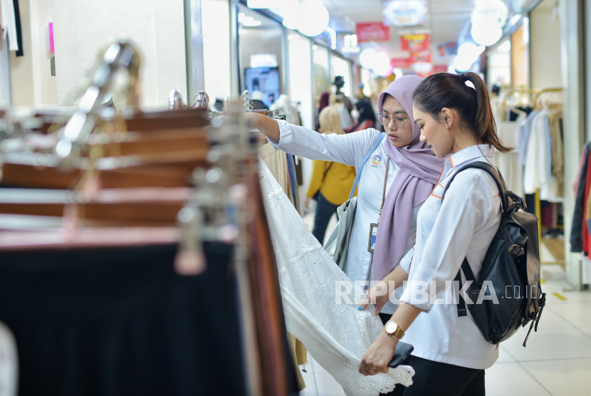 Pengunjung berbelanja pakaian di Little Bangkok Pasar Metro Tanah Abang, Jakarta, Kamis (30/5/2024). 