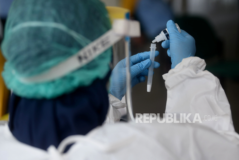 Petugas kesehatan bersiap melakukan rapid test antigen 