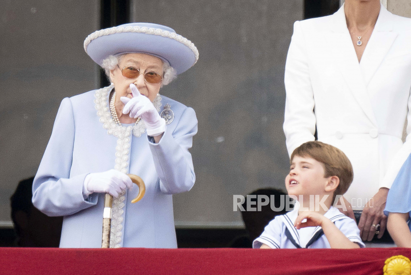 Ratu Elizabeth II dan Pangeran Louis menonton dari balkon Buckingham Place setelah upacara Trooping the Color di London, Kamis, 2 Juni 2022, pada hari pertama dari empat hari perayaan untuk menandai Platinum Jubilee. Acara selama liburan panjang akhir pekan di Inggris dimaksudkan untuk merayakan 70 tahun pelayanan ratu.