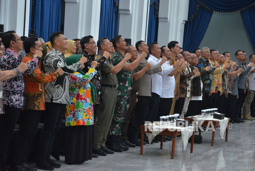 Para pejabat daerah hadir saat Sosialisasi Penguatan Netralitas Aparatur Sipil Negara (ASN) Tahun 2024 yang digelar (Bawaslu) Jawa Barat, di Aula Timur Gedung Sate, Senin (22/1/2024).