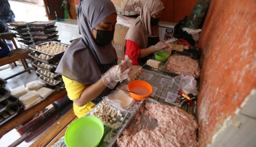 Pekerja membuat makanan dim sum berbagai rasa di UMKM rumahan kuliner dim sum Bunda Imoet Ciputat, Tangerang Selatan, Banten, selasa  8 Februari 2022. 
Sejak pandemi Covid-19 masuk ke Indonesia, UMKM rumahan Bunda Imoet yang membuat makanan jenis dim sum mampu bertahan hingga kini (Sufri Yuliardi)