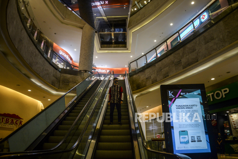 Pengunjung menaiki eskalator di Mal Kuningan City, Jakarta, Selasa (10/8). Pemerintah melakukan pembukaan pusat perbelanjaan secara bertahap di sejumlah kota di masa perpanjangan PPKM Level 4. Namun, hanya pengunjung yang sudah divaksin dan berusia di atas 12 tahun yang bisa memasuki pusat perbelanjaan. Republika/Putra M. Akbar
