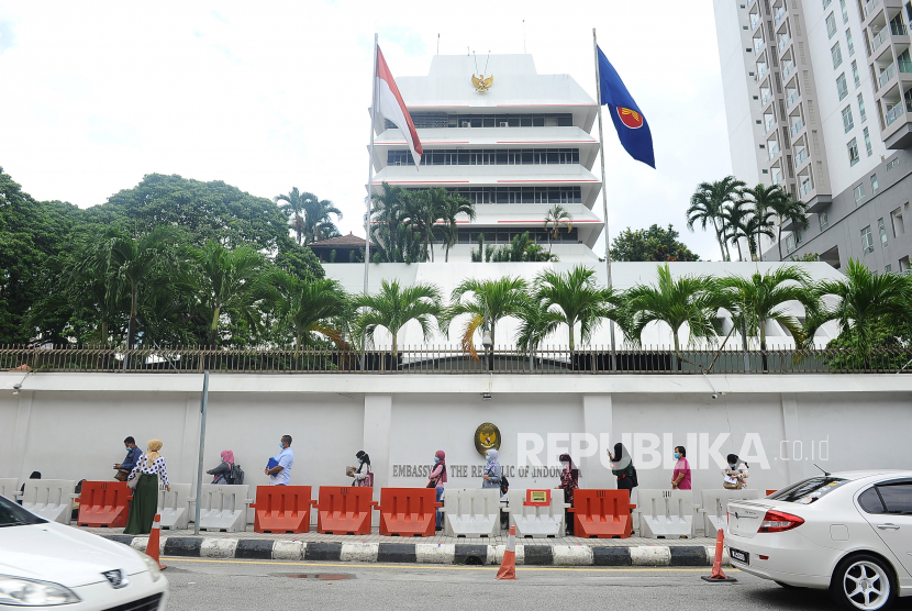 Sejumlah WNI memakai masker antre untuk masuk ke dalam di Kedutaan Besar Republik Indonesia, di Kuala Lumpur, Malaysia, Senin (3/8/2020)