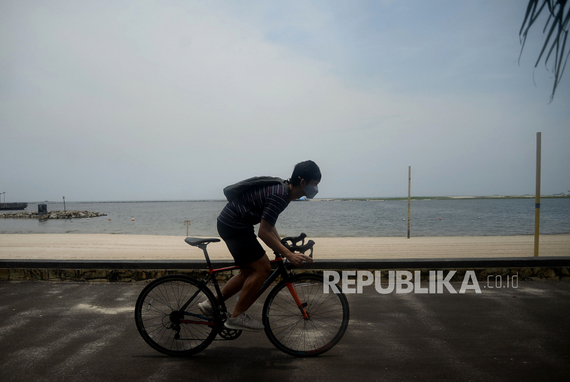 Pengunjung bersepeda di sekitar Pantai Ancol, Jakarta. Secara umum, bersepeda dapat membantu meningkatkan kebugaran kardiovaskular dan menurunkan massa lemak