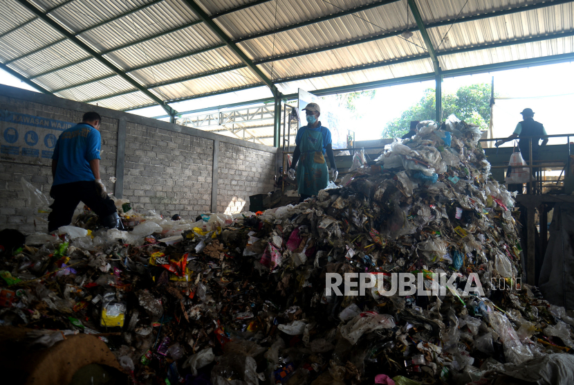 Tumpukan sampah plastik hasil sortiran di Kelompok Usaha Pengelolaan Sampah (KUPAS) Panggungharjo, Bantul, Yogyakarta, Rabu (2/5/2023).