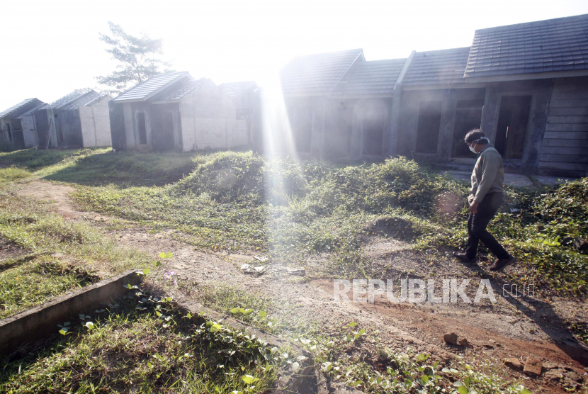 Warga melintas di depan rumah bersubsidi yang sedang dibangun, di Bojong Gede, Kabupaten Bogor, Jawa Barat, Selasa (12/5/2020). Properti menjadi salah satu dari deretan industri yang terkena dampak dari wabah COVID-19, oleh karena itu pemerintah menyiapkan tambahan insentif perumahan bagi Masyarakat Berpenghasilan Rendah (MBR) sebesar Rp1,5 triliun