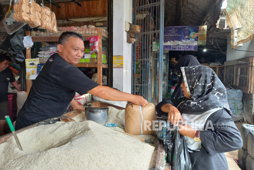 Warga membeli beras di Pasar Cikurubuk, Kota Tasikmalaya, Senin (30/1/2023). 