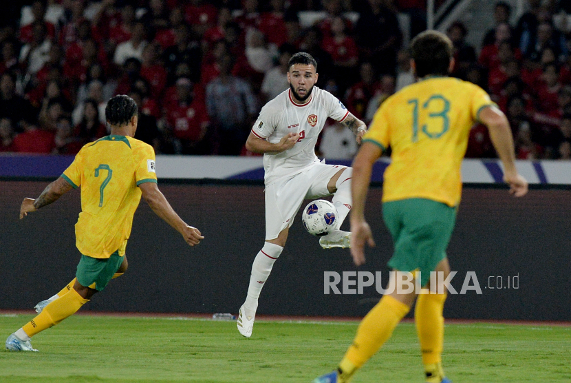 Pemain Timnas Indonesia Calvin Verdonk (tengah).