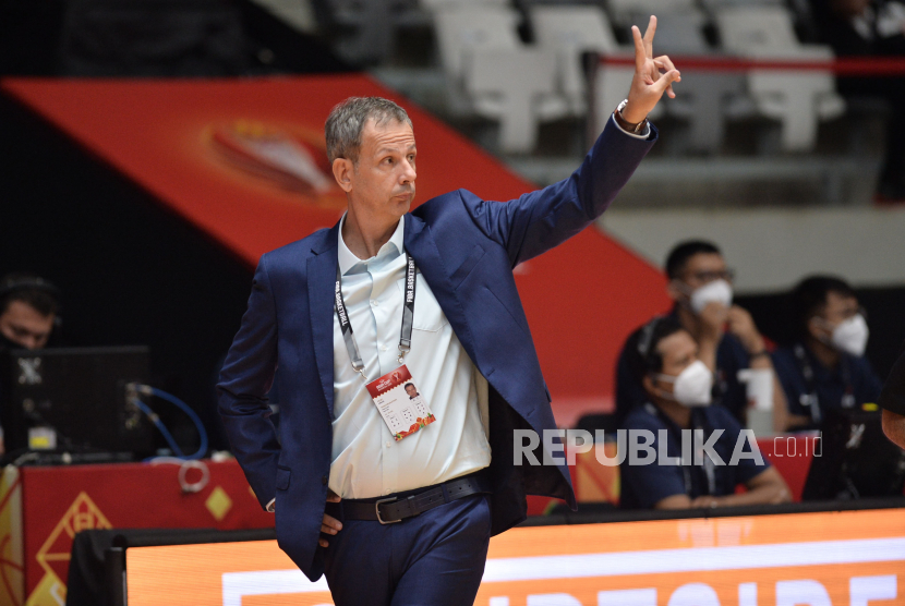 Pelatih timnas basket Indonesia Milos Pejic memberikan instruksi saat melawan Arab Saudi pada pertandingan FIBA Asia Cup 2022 di Istora Senayan, Selasa (12/7/2022). Pada pertandingan itu Indonesia menang dengan skor 80-54.