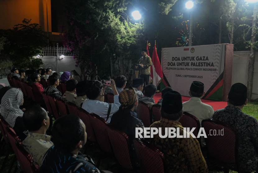 Duta Besar Indonesia untuk Tunisia Zuhairi Misrawi menyampaikan sambutan dalam acara doa bersama untuk warga Palestina dan relawan yang tergabung dalam Indonesia Global Peace Convoy (IGPC) sebelum melakukan pelayaran menuju Gaza di Wisma Duta Besar Indonesia untuk Tunisia Lac I, Tunisia (5/9/2025). Doa bersama digelar dalam rangka silaturahmi sekaligus mendoakan warga Palestina dan relawan dari delegasi Indonesia yang akan melakukan pelayaran dalam misi kemanusian bersama Global Sumud Flotilla dalam menembus blokade Gaza.